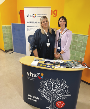 Mitarbeiter der vhs Fichtelgebirge am Infostand