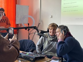 Fotoaufnahme von den Teilnehmern im Podcast-Workshop